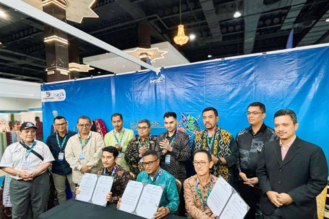 Penandatanganan Nota Kesepahaman (MoU) pembukaan pelayaran baru pelabuhan Pasir Gudang, Johor Bahru dan BBT Lagoi Bintan pada ajang International Tourism & Culture (INTAC - 24) di Kuala Lumpur, Malaysia, Kamis (3/10). Foto: ANTARA/HO-Dispar Kepri