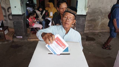 Ilustrasi salah seorang warga memasukkan surat suara ke dalam kotak suara. Foto: Arif UT/Pandangan Jogja