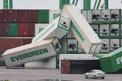 Kontainer kargo yang jatuh menumpuk setelah Topan Krathon menghantam Kaohsiung, Taiwan 4 Oktober 2024. Foto: REUTERS/Ann Wang