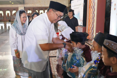 Direktur Utama Bank Mandiri Darmawan Junaidi saat menyerahkan santunan kepada anak yatim dari 52 yayasan di Masjid At-Tin, Taman Mini, Jakarta Timur, Jumat (4/10/2024). Foto: Dok. Bank Mandiri