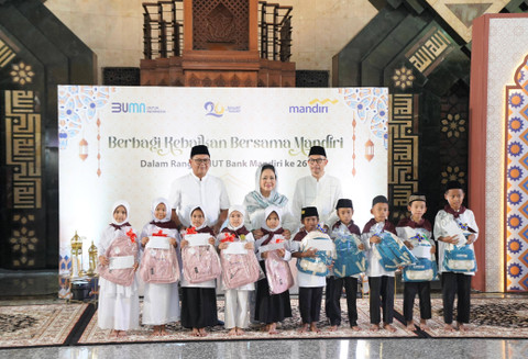 Bank Mandiri menyerahkan santunan kepada anak yatim dari 52 yayasan di Masjid At-Tin, Taman Mini, Jakarta Timur, Jumat (4/10/2024). Foto: Dok. Bank Mandiri