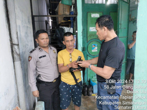 Polisi menangkap Sentanu, pria bak koboi di Simalungun. Foto: Dok. Polsek Serbelawan