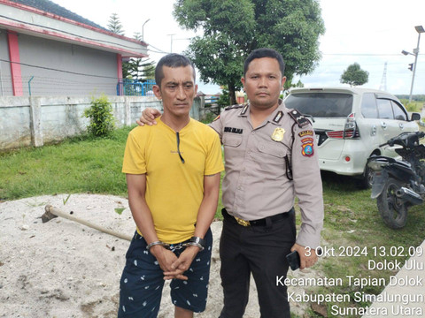 Polisi menangkap Sentanu (41 tahun), pria di Kabupaten Simalungun, Sumut, ancam warga pakai senpi yang diduga airsoft gun. Foto: Dok. Polsek Serbelawan