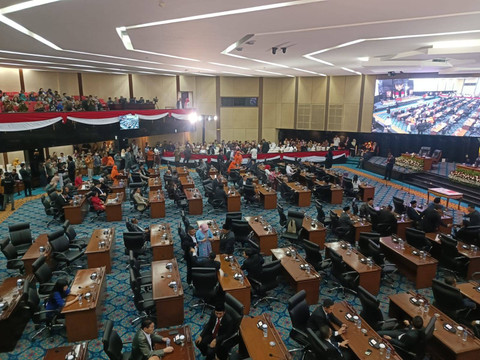 Suasana Ruang Sidang Paripurna DPRD DKI jelang rapat paripurna dengan agenda pelantikan pimpinan definitif periode 2024-2029, Jumat (4/10). Foto: Zamachsyari/kumparan