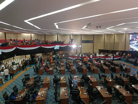 Suasana Ruang Sidang Paripurna DPRD DKI jelang rapat paripurna dengan agenda pelantikan pimpinan definitif periode 2024-2029, Jumat (4/10). Foto: Zamachsyari/kumparan