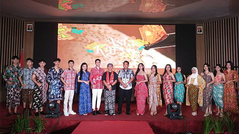 Peragaan busana batik di Asta Karya Hotel Aryaduta Manado.