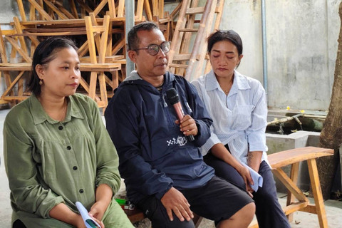 Aliansi Bong Suwung menyampaikan kondisi terkini warga Bong Suwung usai tempat tinggalnya disterilisasi PT KAI. Foto: Arfiansyah Panji Purnandaru/kumparan