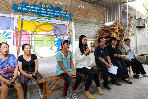 Aliansi Bong Suwung menyampaikan kondisi terkini warga Bong Suwung usai tempat tinggalnya disterilisasi PT KAI. Foto: Arfiansyah Panji Purnandaru/kumparan