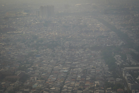 Suasana Kota Jakarta yang tertutup polusi terlihat dari pesawat di Jakarta, Jumat (4/10). Foto: Darryl Ramadhan/kumparan