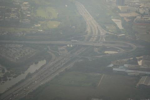 Suasana Kota Jakarta yang tertutup polusi terlihat dari pesawat di Jakarta, Jumat (4/10). Foto: Darryl Ramadhan/kumparan