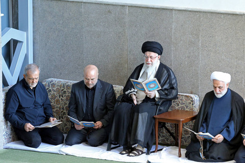 Pemimpin Tertinggi Iran Ayatollah Ali Khamenei menghadiri upacara peringatan mendiang pemimpin Hizbullah Lebanon Hassan Nasrallah, di Teheran, Iran, Jumat (4/10/2024). Foto: WANA/via REUTERS