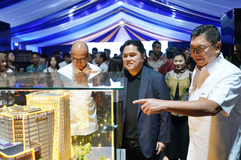 Komisaris Utama Bank Mandiri Chatib Basri (kiri), Menteri BUMN Erick Thohir (tengah), dan Direktur Utama Bank Mandiri, Darmawan Junaidi saat Bank Mandiri groundbreaking Mandiri Financial Centre di kawasan strategis Pantai Indah Kapuk (PIK) 2, Tangerang, Jumat (4/10/2024). Foto: Dok. Bank Mandiri
