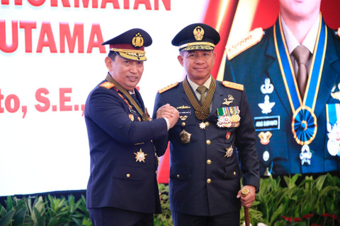Kapolri Jenderal Listyo Sigit Prabowo menganugerahkan Bintang Bhayangkara Utama ke Panglima TNI Agus Subiyanto dan 3 Kepala Staf Angkatan. Foto: Polri
