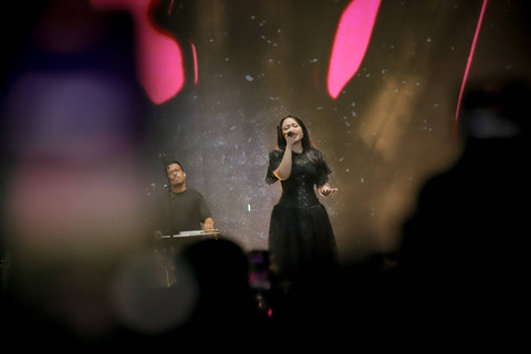 Bernadya tampil pada Synchronize Fest 2024 di JIExpo Kemayoran, Jakarta, Jumat (4/10/2024). Foto: Jamal Ramadhan/kumparan