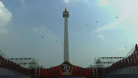 Sejumlah prajurit TNI melakukan aksi terjun payung saat peringatan HUT ke-79 TNI di kawasan Monumen Nasional, Jakarta, Sabtu (5/10/2024). Foto: Youtube/Puspen TNI