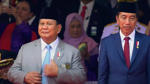 Presiden Joko Widodo bersama Menteri Pertahanan sekaligus presiden terpilih periode 2024-2029 menyapa para warga saat peringatan HUT ke-79 RI di kawasan Monumen Nasional, Jakarta, Sabtu (5/10/2024). Foto: Youtube/Puspen TNI