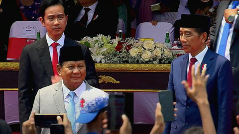 Presiden Joko Widodo bersama Menteri Pertahanan sekaligus presiden terpilih periode 2024-2029 dan wakil presiden terpilih 2024-2029 Gibran Rakabuming menyapa warga saat peringatan HUT ke-79 RI di kawasan Monumen Nasional, Jakarta, Sabtu (5/10/2024). Foto: Youtube/Puspen TNI