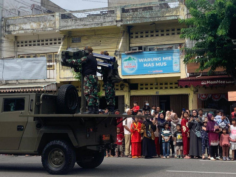 Alutsista yang dipamerkan di defile yang disaksikan ratusan masyarakat di Jalan Sudirman Palembang, Foto : Abdullah Toriq/Urban Id