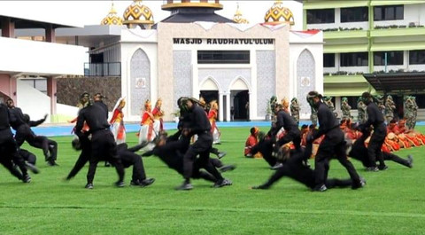 Atraksi bela diri militer yang diperlihatkan para prajurit di Perayaan HUT ke-79 TNI, Foto : Abdullah Toriq/Urban Id