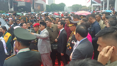 Menteri Pertahanan sekaligus presiden terpilih Prabowo Subianto bersama wakil presiden terpilih 2024-2029 Gibran Rakabuming usai menghadiri peringatan HUT ke-79 TNI di kawasan Monumen Nasional, Jakarta, Sabtu (5/10/2024). Foto: Thomas Bosco/kumparan
