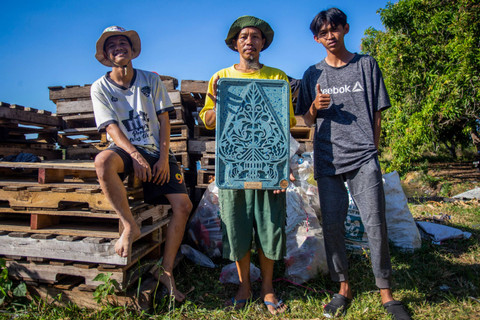 Hasil Olahan Sampah: Mamat (tengah) beserta anggota kelompok Wiraloda berpose menunjukan salah satu kerajinan dari bahan sampah plastik di Balongan, Indramayu, Jawa Barat. Foto: Dedhez Anggara/Antara Foto