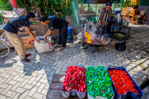 Memasak Sampah Plastik: Anggota kelompok Wiralodra memasak cacahan sampah plastik untuk bahan kerajinan dengan kompor berbahan bakar minyak jelantah di Balongan, Indramayu, Jawa Barat, Rabu (26/6/2024). Foto: Dedhez Anggara/Antara Foto