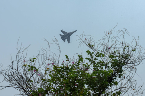Pesawat tempur Sukhoi beratraksi pada Peringatan HUT ke-79 TNI di kawasan Monas, Jakarta, Sabtu (5/10/2024). Foto: Muhammad Ramdan/ANTARA FOTO