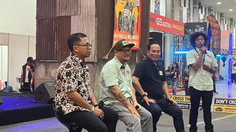 Direktur KUSTOMFEST, Lulut Wahyudi (tengah), saat pembukaan KUSTOMFEST 2024 di JEC, 5-6 Oktober 2024. Foto: Nawalre Bujanadi