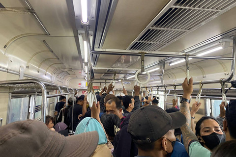 Sejumlah penumpang berada di rangkaian KRL Manggarai-Jakarta Kota di Jakarta, Sabtu 10/5/2024). Foto: Abid Raihan/kumparan