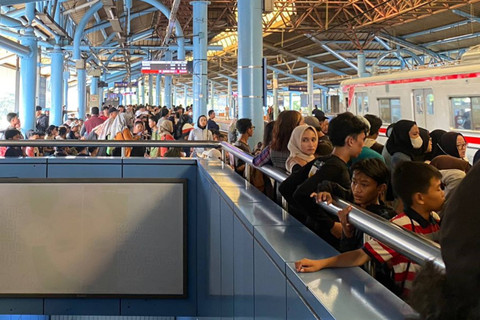 Sejumlah calon penumpang menunggu kedatangan KRL tujuan Bogor di Stasiun Juanda, Jakarta, Sabtu (10/5/2024).  Foto: Abid Raihan/kumparan