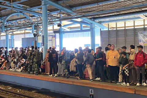 Sejumlah calon penumpang menunggu kedatangan KRL tujuan Bogor di Stasiun Juanda, Jakarta, Sabtu (10/5/2024).  Foto: Abid Raihan/kumparan