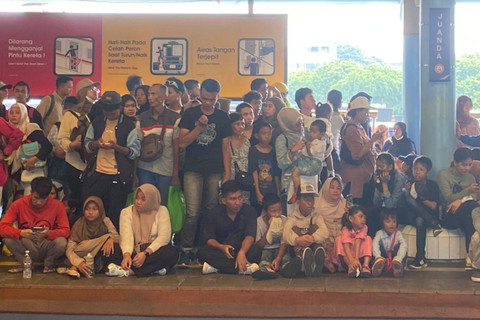 Sejumlah calon penumpang menunggu kedatangan KRL tujuan Bogor di Stasiun Juanda, Jakarta, Sabtu (10/5/2024). Foto: Abid Raihan/kumparan