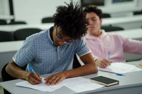 Kunci jawaban Bahasa Indonesia kelas 11 halaman 55 56. Foto hanya ilustrasi, bukan yang sebenarnya. Sumber: Pexels/cottonbro studio
