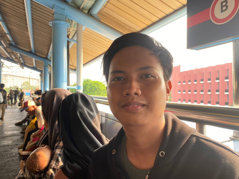 Dafi (18) tetap naik KRL walau padat demi nonton Dewa19 di HUT TNI pada Sabtu (5/10/2024). Foto: Abid Raihan/kumparan