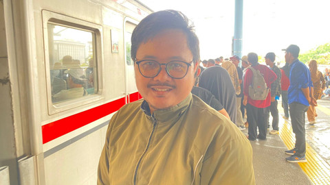 Bana (30) tak menyangka stasiun KRL Juanda akan padat di akhir pekan, pada Sabtu (5/10/2024). Foto: Abid Raihan/kumparan