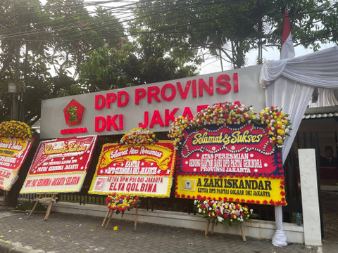 Deretan karangan bunga di Kantor DPD Gerindra Jakarta di Menteng, Jakarta Pusat, yang diresmikan hari ini, Sabtu (5/10/2024). Foto: Fadhil Pramudya/kumparan