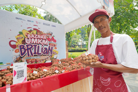 Anggota kelompok petani lengkeng dari Desa Sugihan, Tuban Wiyono mengikuti Bazar UMKM BRIlian. Foto: Dok. BRI