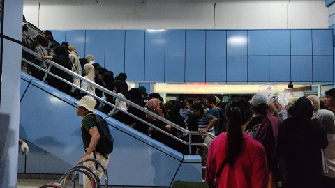 Suasana Stasiun Juanda, Jakarta Pusat, Sabtu (5/10) malam. Foto: Jonathan Devin/kumparan