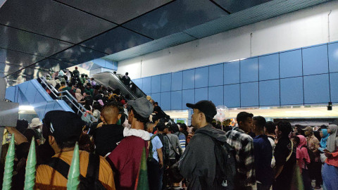 Suasana Stasiun Juanda, Jakarta Pusat, Sabtu (5/10) malam. Foto: Jonathan Devin/kumparan