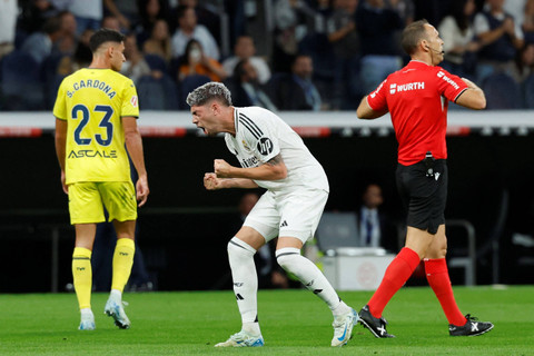Selebrasi pemain Real Madrid Federico Valverde usai mencetak gol ke gawang Villarreal pada pertandingan Liga Spanyol di Stadion Santiago Bernabeu, Madrid, Spanyol, Sabtu (5/10/2024). Foto: OSCAR DEL POZO / AFP