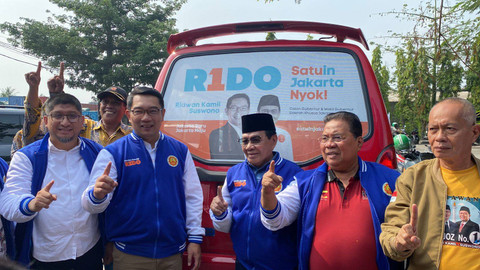 Cagub Jakarta Ridwan Kamil silaturahmi dengan sopir angkot Koperasi Wahana Kalpika (KWK) di Cilincing, Jakarta Utara, Minggu (6/10/2024). Foto: Abid Raihan/kumparan