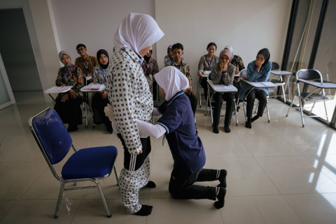 Peserta pelatihan kerja sedang mempraktekan cara merawat lansia Jepang di Lembaga Pelatihan Hadetama di Bekasi. Foto: Jamal Ramadhan/kumparan