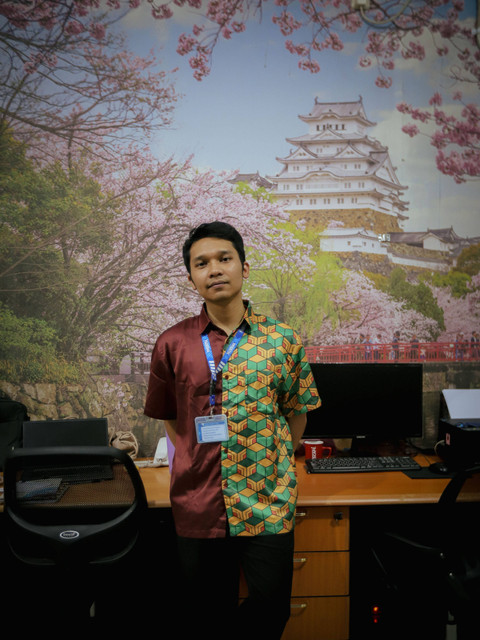 Peserta pelatihan kerja di Jepang, Imanuel, berfoto dengan latar belakang suasana kuil dengan bunga sakura di Jepang. Foto: Jamal Ramadhan/kumparan