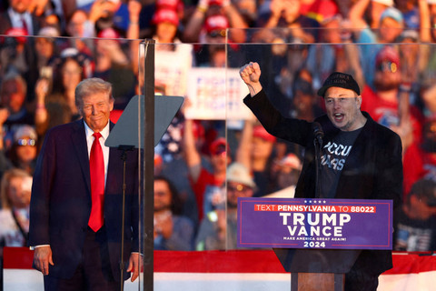 CEO Tesla dan pemilik X Elon Musk menghadiri kampanye Calon Presiden Amerika Serikat Donald Trump di Butler, Pennsylvania, Amerika Serikat, Sabtu (5/10/2024). Foto: Carlos Barria/REUTERS 