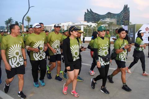 Peserta berlari saat mengikuti Nusantara TNI Fun Run di kawasan Ibu Kota Nusantara (IKN), Penajam Paser Utara, Kalimantan Timur, Minggu (6/10/2024). Foto: M Risyal Hidayat/ANTARA FOTO