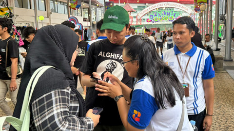 Para petugas Bank Saqu di satellite booth pada Synchronize Festival 2024 di Gambir Expo Kemayoran, Jakarta. Foto: Dok. Bank Jasa Jakarta