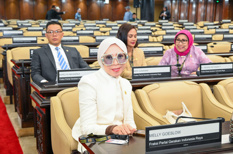 Penampilan nyentrik Melly Goeslaw. Foto: Istimewa