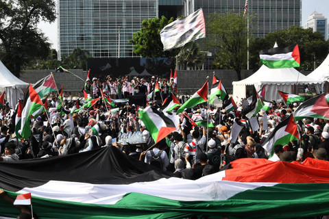 Sejumlah massa dari Aliansi Rakyat Indonesia Bela Palestina (ARI-BP) menggelar aksi di depan Kedubes Amerika Serikat di Jalan Merdeka Selatan, Jakarta Pusat, Minggu (6/10/2024). Foto: Fakhri Hermansyah/ANTARA FOTO