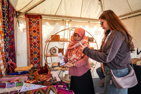 Ekraf Booth di Lombok Sumbawa Nusantara Fair 2024 menghadirkan UMKM penghasil kerajinan tangan. Foto: Dok. BRI