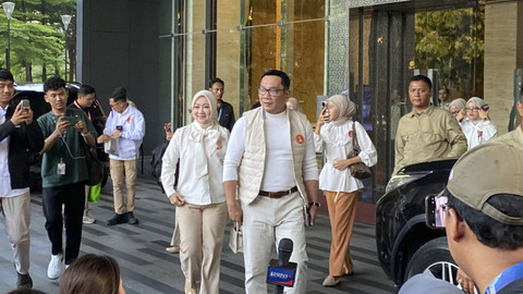 Cagub Jakarta Ridwan Kamil sampai di Hotel Grand Mercure sebelum ke JiExpo Kemayoran bersama istri pada Minggu (6/10/2024). Foto: Abid Raihan/kumparan